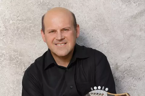 Z glasbo Tomaž Plahutnik prepleta tradicijo in sodobnost ter odpira vrata v svet citrarske duše. / Foto: arhiv glasbenika / Foto: Arhiv Glasbenika