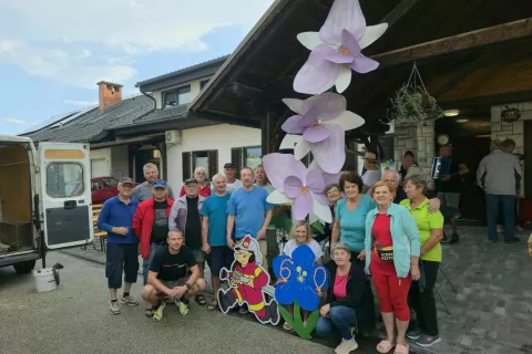 Mojca Smolej je praznovala šestdeseti rojstni dan, brez mlaja seveda ni šlo / Foto: Alenka Brun
