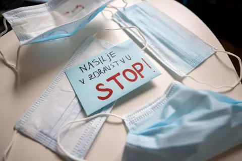 Nasilje do zdravstvenih delavcev je vse pogostejši in skrb vzbujajoč pojav, ki kaže na naraščajoče napetosti v družbi ter nujnost večjega spoštovanja in zaščite tistih, ki skrbijo za zdravje drugih. / Foto: Nik Bertoncelj