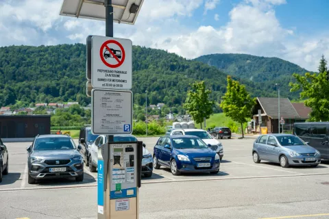 V petek je parkirišče prevzela Občina Jesenice in uvedla parkirnino. Posebnost pa je parkomat, ki ne vrača denarja. / Foto: Nik Bertoncelj