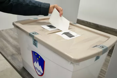 predčasno glasovanje referendum PROTI privilegiranim pokojninam volišče upravna enota Škofja loka / Foto: Tina Dokl
