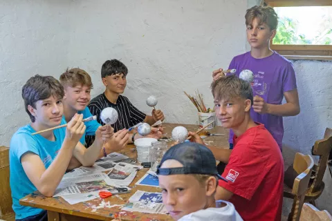 Mladi ustvarjalci na Tednu mladih umetnikov v Mladinskem centru na Rebrci. / Foto: Časopis Novice Celovec