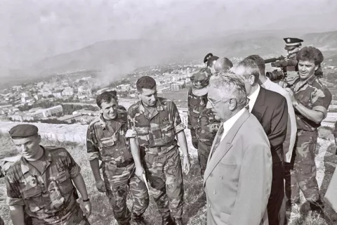 Hrvaški predsednik Franjo Tuđman med vojaki, ki so v Operaciji Oluja že 5. avgusta 1995 osvojili Knin, glavno mesto Republike srbske krajine. / Foto: Wikipedija
