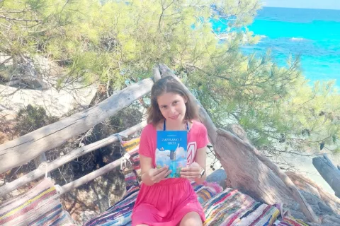 Nina Renko je trenutno na dopustu na morju - in z njo je tudi njena prva knjiga. / Foto: Osebni Arhiv