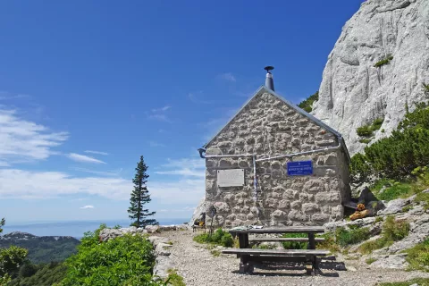 Rossijevo zavetišče, 1580 m, se nahaja v srcu Rožanskih kukov, neposredno pod steno Pasarićeva kuka. Zgrajeno je bilo leta 1929 in imenovano po raziskovalcu velebitske flore Ljudevitu Rossiju.  / Foto: Jelena Justin