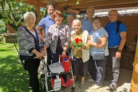 Od leve Ivankina soseda Metka, predsednik KS Primskovo Božo Zupan, sosed Marko, Ivanin sin Franci predsednica KORK Primskovo Silva Bizjak, Ivanka Uršič, Ivankina snaha Alenka Uršič / Foto: Suzana P. Kovačič