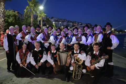 FS Iskraemeco Kranj ob obali Buyukcekmeceja (pred pričetkom uradne otvoritve s povorko) / Foto: Arhiv Fs (Ana Valant)