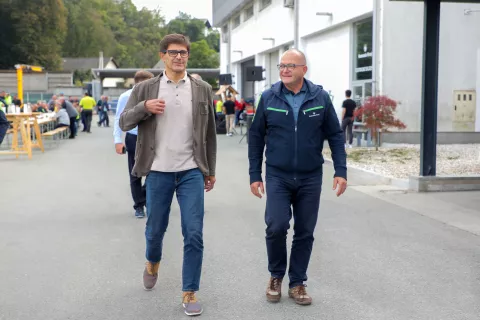 Kranjski župan Matjaž Rakovec (levo) je mestne svetnike seznanil z aktualnimi razmerami v javnem podjetju Komunala Kranj po domnevni udeležbi direktorja Matjaža Berčona (desno) v prometni nesreči. / Foto: Tina Dokl, arhiv Gorenjskega glasa