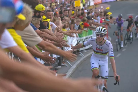 Tadej Pogačar je prvič zmagal na domačem Pokalu Tadeja Pogačarja, po koncu dirke pa odpeljal še častni krog in pozdravil nepregledno množico navijačev, ki se je zbrala ob kilometer dolgem krogu. / Foto: Peter Košenina