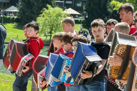 Tradicionalna prireditev Harmonike harmonika ob Blejskem jezeru 2025 Bled / Foto: Tina Dokl