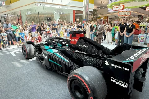 Replika dirkalnika iz lego kock, ki je dejansko vozen, je v Ljubljani privabila v svojo bližino navdušence lego kreacij kot tudi Formule 1. / Foto: Arhiv Organizatorja