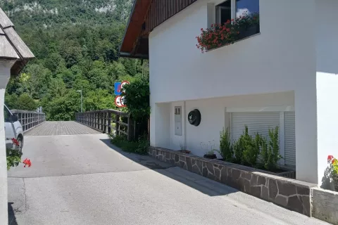 Avtomatski električni defibrilator v naselju Savica v Bohinju / Foto: Marjana Ahačič