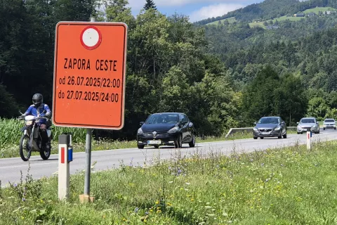 Obvoz bo urejen po lokalni cesti Gabrk - Brode - Dolgi travniki. / Foto: Klara Mrak