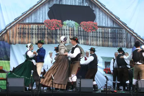 prikaz kmečka ohcet poroka KUD Srednja vas pod Skalco Bohinj Ribčev laz večer stojnice / Foto: Gorazd Kavčič