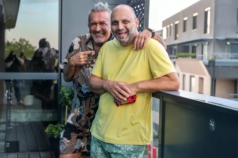 Dragan Marinković Maca Stand up comedy night show sky bar čajna soba terasa knjižnica A T Linhart Radovljica na fotografiji Dragan Marinković Maca in Nizar Najjar Al Tinawi / Foto: Tina Dokl