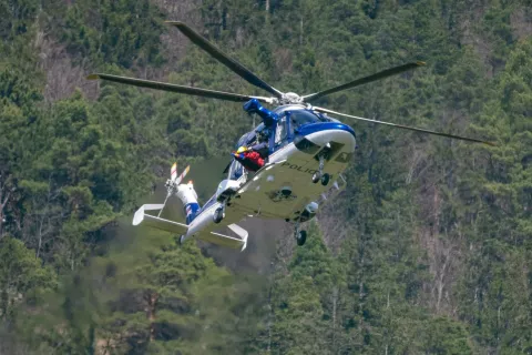 Simbolična fotografija helikopter Slovenska policija in vaja helikoptersko reševanje Gorske reševalne službe / Foto: Nik Bertoncelj