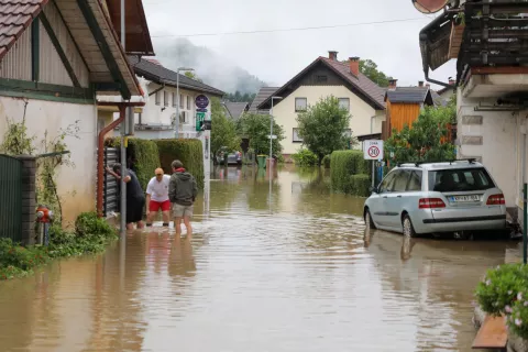 Za načrtovane suhe zadrževalnike, ki bodo nudili protipoplavno zaščito Stražišču, Bitnjam, Žabnici in Šutni, bodo prvič doslej pripravili občinski podrobni prostorski načrt skupnega pomena. Na sliki: poplavljena Žabnica 4. avgusta 2023. / Foto: Tina Dokl, arhiv GG