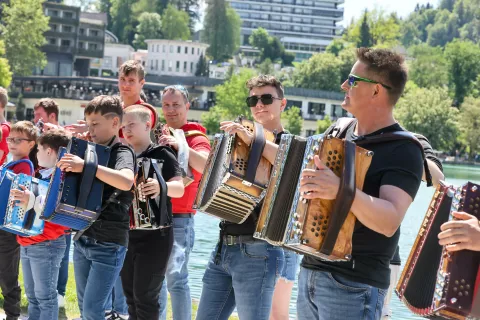 Tradicionalna prireditev Harmonike harmonika ob Blejskem jezeru 2025 Bled / Foto: Tina Dokl