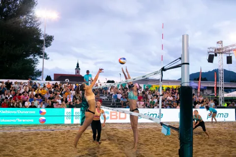 V Stražišču sta pred polnimi tribunami slavili / Foto: Matic Zorman