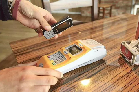 Za podaljšanje statusa študentje potrebujejo s seboj indeks in osebni dokument, za vpis v nov sistem pa številko prijavnice (če so opravili predvpis preko spletne strani www.studentska-prehrana.si), indeks, osebni dokument in mobilni telefon. / Foto: 