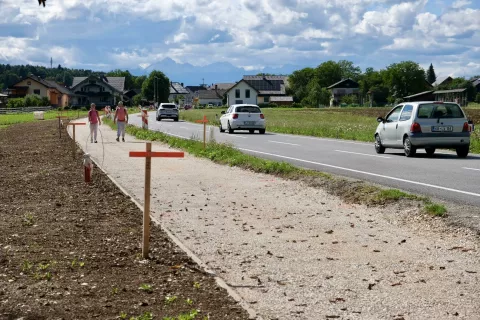 Prvi odsek, ki poteka z Luž proti občinski meji, naj bi bil zaključen do konca poletja. / Foto: Maša Likosar