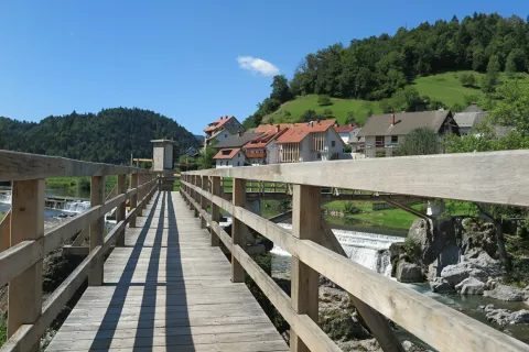 Povišana Hudičeva brv je po obnovi bolje prilagojena morebitnim ujmam. / Foto: Vilma Stanovnik