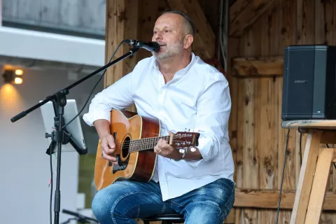 Miki Vlahovič legenda slovenske glasbene scene trg pred Pub Allo Allo Bohinjska Bistrica občina Bohinj / Foto: Tina Dokl