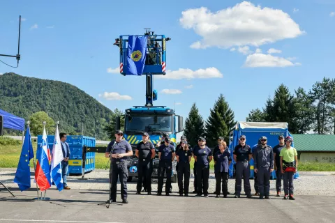 Novo specialno tovorno vozilo z integriranimi hidravličnimi nadgradnjami in kotalnima zabojnikoma je predstavil Gregor Gomboši, član štaba Civilne zaščite Medvode. / Foto: Tina Dokl