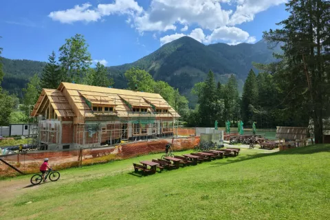 Gostišče Jezersko ob Planšarskem jezeru je iz dneva v dan bližje končni podobi. / Foto: Alenka Brun
