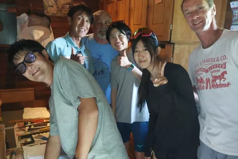 Čebelar iz Gorič Peter Ribnikar je gostil japonske  smučarske  skakalce, med njimi je bil tudi legendarni Noriaki Kasai. Njihov trener je Matjaž Zupan, ki deluje na Japonskem. / Foto: Marjan Ajdovec