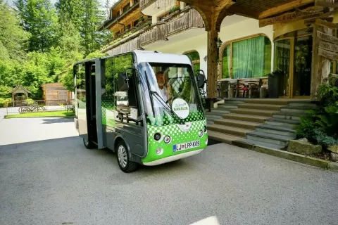 Prihodnje leto bo po Bledu vozil električni minibus. / Foto: arhiv Občine Bled