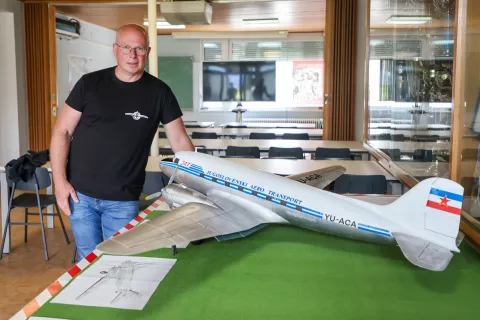 70 obletnica prvi pristanek potniško letalo DC-3 letališče Lesce Aleš Štular avtor makete / Foto: Tina Dokl