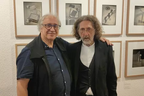 Slikar in grafik Klavdij Tutta, sicer pobudnik in umetniški vodja festivala, ter fotograf Boris Gaberščik ob razstavi, ki premišljeno razpira svetove iz tišine, senc in pomenov / Foto: Samo Lesjak