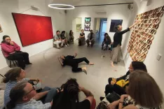 Majda Gregorič (desno) in Ryuzo Fukuhara (na tleh) med interaktivnim umetniškim sodelovanjem. / Foto: Katja Dolenc