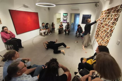 Majda Gregorič (desno) in Ryuzo Fukuhara (na tleh) med interaktivnim umetniškim sodelovanjem. / Foto: Katja Dolenc