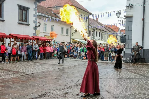30. Srečanje mest na Venerini poti Radovljica Srednjeveška tržnica obrtnikov in rokodelcev renesančni nastop KD Igralska skupina Gašperja Lambergarja / Foto: Tina Dokl