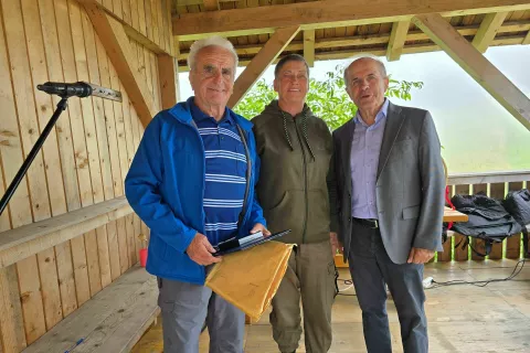 Nagrajenec Slavko Zalokar, predsednica ZB za vrednote NOB Radovljica Danijela Mandeljc in slavnostni govornik, podpredsednik Zveze združenj borcev za vrednote NOB dr. Ivan Svetlik / Foto: Marjana Ahačič