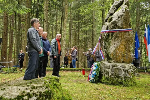 Venec so k spomeniku položili minister za obrambo Borut Sajovic, generalmajor v pokoju Ladislav Lipič, tržiški župan Peter Miklič in predsednik Združenja borcev za vrednote NOB Tržič Jure Jerkič. / Foto: Suzana P. Kovačič