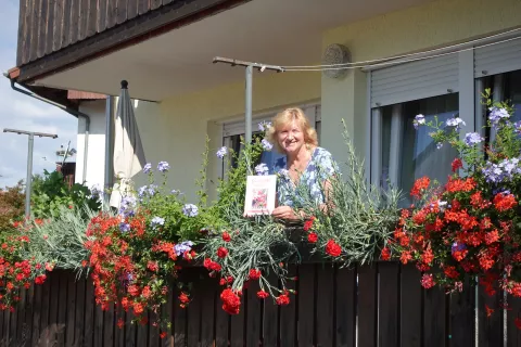 Na domačem balkonu Mirjam Pavlič vsako leto posadi tudi kakšen nagelj. / Foto: osebni arhiv