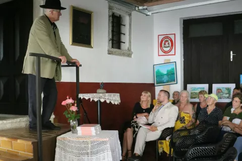 Slavko Mežek je prisotnim predstavil nagrajeno knjigo poezij, predstavil njegovo muzo in še par besed namenil že novemu razpisu kresnice 2024, ter seveda tudi tokratni avtorici nagrajenih poezij. / Foto: Alenka Brun