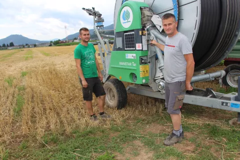 Gospodar Ivan Štular (desno) in sin Jaka, bodoči prevzemnik kmetije, ob rolomatu / Foto: Cveto Zaplotnik