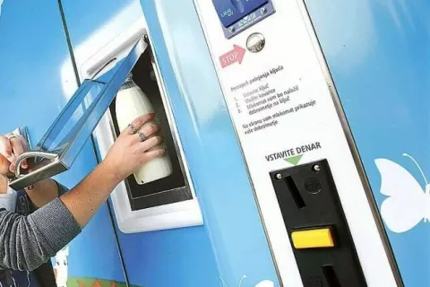 Kmetije lahko uveljavljajo sofinanciranje tudi za nakup namenskih aparatov za prodajo izdelkov. / Foto: Arhiv Gg