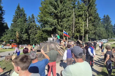 Kopo so prižgali malo pred peto uro popoldne. / Foto: Klara Mrak