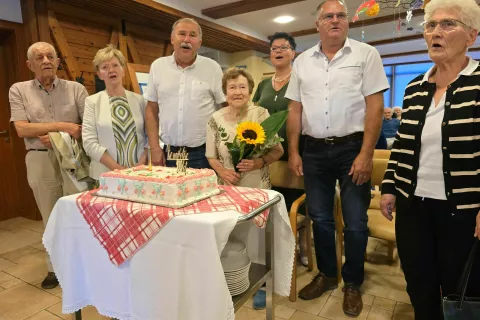 Ob visokem jubileju so ji čestitali tako gorenjski kot prekmurski sorodniki. / Foto: Marjana Ahačič