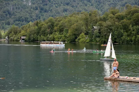 Bohinjsko jezero čoln jadrnica Bohinj / Foto: Tina Dokl