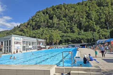 Mestno kopališče Pod skalco privablja kopalce vseh generacij. / Foto: Špela Šimenc