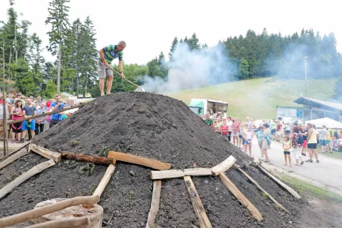 Eni od glavnih akterjev dogodka bodo oglarji in delo ob kopi. / Foto: Tina Dokl