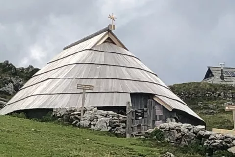 Leseni križ, ki po novem krasi Preskarjevo bajto, je nadomestil prej nameščeni drog za zastavo. / Foto: Občina Kamnik