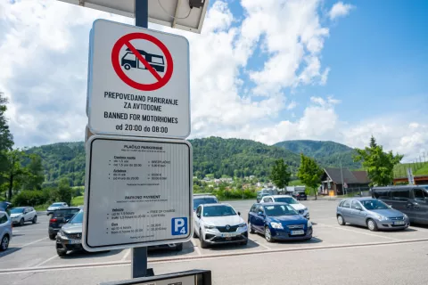 Parkiranje na parkirišču pri pokopališču na Blejski Dobravi ni več brezplačno. / Foto: Nik Bertoncelj