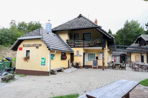 Priljubljeno Zavetišče Gozd je trenutno zaprto. / Foto: Tina Dokl